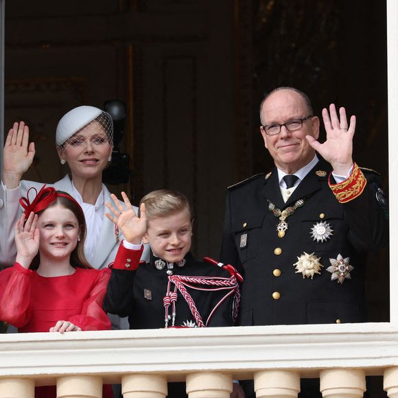 La petite Gabriella était vêtue d’une élégante robe rouge et d’un noeud de la même couleur dans ses cheveux, tandis que Jacques arborait un uniforme de carabinier.

La Princesse Charlène de Monaco, le Prince Albert II de Monaco, la Princesse Gabriella de Monaco, le Prince Jacques de Monaco apparaissent au balcon du Palais de Monaco lors des célébrations de la Fête Nationale de Monaco à Monte-Carlo, Monaco le 19 novembre 2025. Photo by Jean-Charles Vinaj/ABACAPRESS.COM