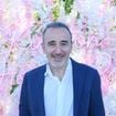 Elie Semoun de passage dans sa maison corse qui ne donne pas sur la mer : il filme une visite inattendue dans son jardin très fleuri
