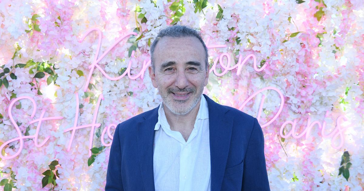 Elie Semoun de passage dans sa maison corse qui ne donne pas sur la mer