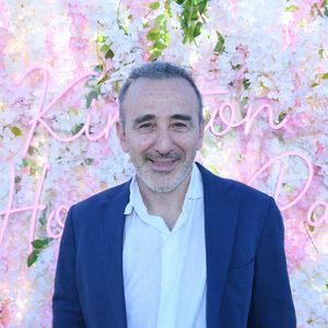 Élie Semoun a offert à ses abonnés TikTok une parenthèse de douceur...

Exclusif - Élie Semoun - Le rooftop du Kimpton St Honoré Paris accueille tous les dimanches "Fifi & Charles" (les chefs Philippine Jaillet et Charles Neyers). 
© Rachid Bellak / Bestimage