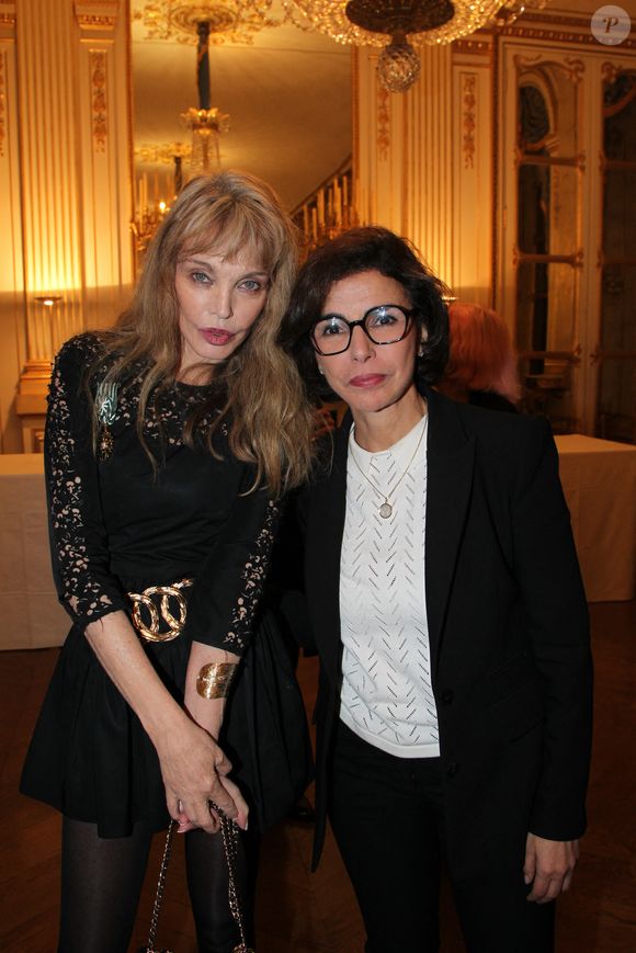 Semi Exclusif - Arielle Dombasle et Rachida Dati, ministre de la Culture - Arielle Dombasle est élevée au rang d'Officière de l'ordre des Arts et Lettres au Ministère de la Culture à Paris le 08 Décembre 2025.

© Philippe Baldini / Bestimage