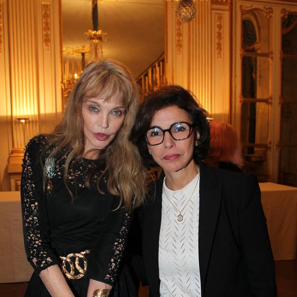 Semi Exclusif - Arielle Dombasle et Rachida Dati, ministre de la Culture - Arielle Dombasle est élevée au rang d'Officière de l'ordre des Arts et Lettres au Ministère de la Culture à Paris le 08 Décembre 2025.

© Philippe Baldini / Bestimage