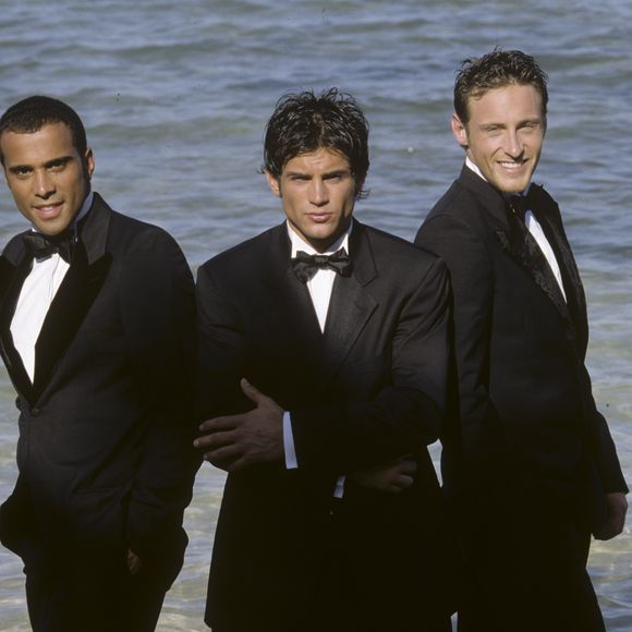 La mort dans l'âme, les tourtereaux mettront ainsi fin à la grossesse. Déterminé à relancer sa carrière, le papa de Sasha déchantera puisque ses projets assurés avec Desmond Child tomberont à l'eau.

Archives - Dans les caraibes, à Saint-Barthélemy, le groupe 2BE3, Filip NIKOLIC, Adel KACHERMI et Frank DELAY le 12 mars 1998. (Michel MARIZY via Bestimage).