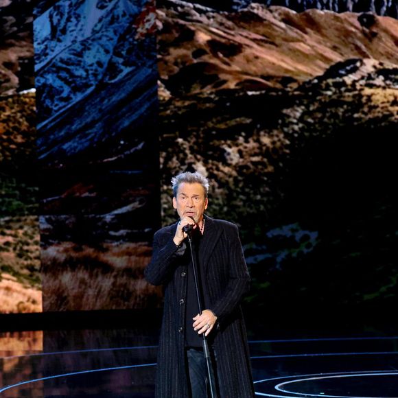 Florent Pagny lors de l'enregistrement de la deuxième partie de soirée de l'émission « La chanson secrète N°14 », présentée par N. Aliagas et diffusée le 26 décembre sur TF1, à Paris, France, le 9 décembre 2025. © Jacovides-Moreau/Bestimage