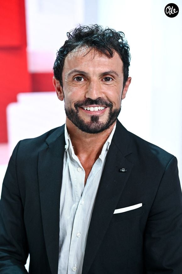 Il est l'un des animateurs vedettes de la station publique Ici depuis 2019

Exclusif - Willy Rovelli - Enregistrement de l'émission "Vivement Dimanche" au Studio Gabriel à Paris, présentée par M.Drucker et diffusée le 11 septembre 2022 sur France 3
© Guillaume Gaffiot / Bestimage