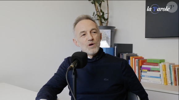 Emmanuel Grégoire, candidat à la mairie de Paris, a fait quelques confidences au sujet de sa jeunesse et ses complexes. Capture d'écran "La Parole" sur Youtube