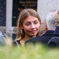 Stella bien entourée pour un moment solennel, la fille de Jean-Paul Belmondo retrouve une alliée de taille avec qui elle a passé son été