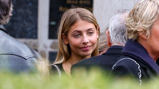 Stella bien entourée pour un moment solennel, la fille de Jean-Paul Belmondo retrouve une alliée de taille avec qui elle a passé son été