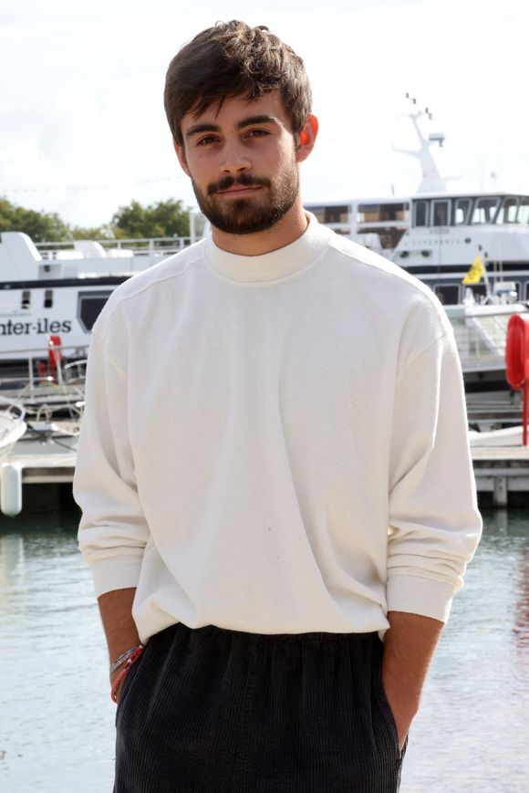 "Au début de l’été, Clément m’a annoncé une excellente nouvelle : il ouvre son restaurant aux Halles de Sète"

Clément Rémiens de "Ici tout commence" - Festival de la Fiction de La Rochelle. Le 18 septembre 2021
© Jean-Marc Lhomer / Bestimage