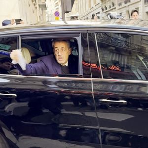 Nicolas Sarkozy en voiture pour se rendre à la prison de La Santé à Paris, France, le 21 octobre 2025. © Charles Cohen-Boyer/Bestimage