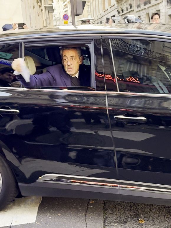 Nicolas Sarkozy en voiture pour se rendre à la prison de La Santé à Paris, France, le 21 octobre 2025. © Charles Cohen-Boyer/Bestimage