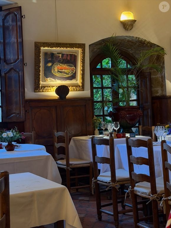 Pour clore en beauté cette parenthèse culturelle, l'artiste aux succès planétaires a savouré un délicieux repas, goûtant pleinement à la dolce vita du Sud de la France.