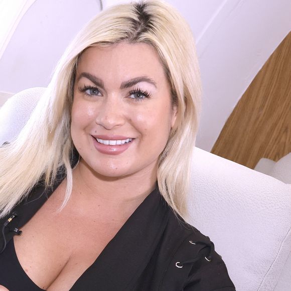 Face aux questions du journaliste, l’influenceuse a détaillé ces dépenses hors normes, évoquant "le traiteur, le décor" et même "une tête géante". 

Exclusif - Carla Moreau lors de l'enregistrement de l'émission "Le Jet de Luxe", présentée par Jordan de Luxe. Paris, le 12 décembre 2025.
© Cédric Perrin/Bestimage