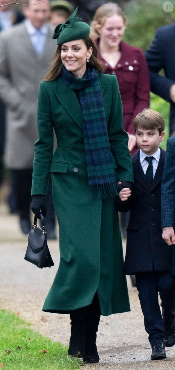 Toute la tribu s'est donc retrouvée le mercredi 25 décembre pour assister à la messe de Noël en l'église Sainte Marie-Madeleine de Sandringham. 

Catherine Kate Middleton, princesse de Galles