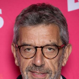 "J’ai organisé une soirée ferme, avec dindes, oies et poulets. Amené un cochon shooté au Lexomil. Rempli les tiroirs des secrétaires de souris. Mon côté carabin vient de là."

Michel Cymes assiste aux 'Tele Loisirs Awards 2024' le 23 septembre 2024 à Paris, France. Photo par Nasser Berzane/ABACAPRESS.COM