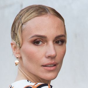 Lady Kitty Spencer est la nièce de Lady Di...

Lady Kitty Spencer assiste au défilé Elie Saab Womenswear Fall/Winter 2022/2023 dans le cadre de la semaine de la mode à Paris le 05 mars 2022 à Paris, France. Photo de Nasser Berzane/ABACAPRESS.COM