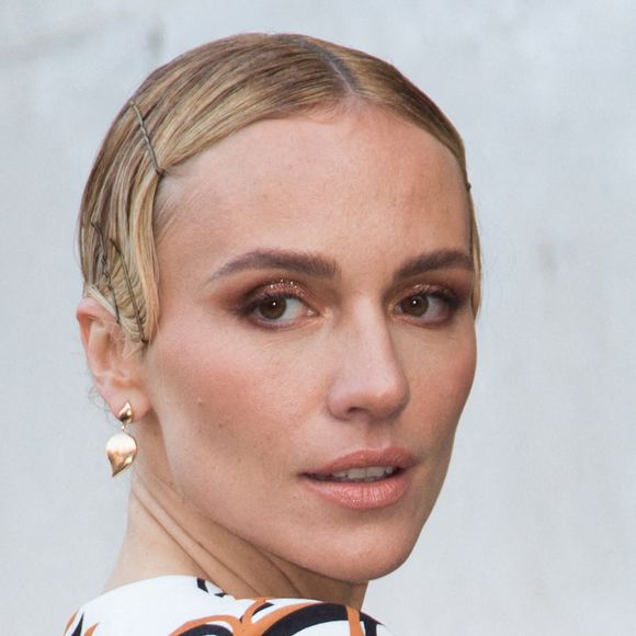 Lady Kitty Spencer est la nièce de Lady Di...

Lady Kitty Spencer assiste au défilé Elie Saab Womenswear Fall/Winter 2022/2023 dans le cadre de la semaine de la mode à Paris le 05 mars 2022 à Paris, France. Photo de Nasser Berzane/ABACAPRESS.COM