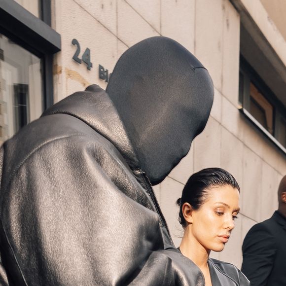 Le rappeur Kanye West et sa petite amie Bianca Censori ont été vus en tenue noire à la sortie d'un studio photo, à Paris, en France, le 28 février 2024. Photo par Splash News/ABACAPRESS.COM