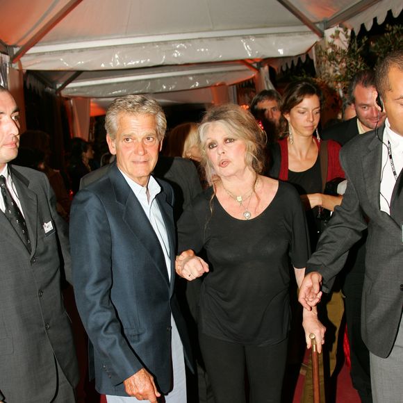 Brigitte Bardot et son mari Bernard d'Ormale lors de la 6ème édition du Festival de la fiction TV à Saint-Tropez, le 18 septembre 2004. Crédit Frédéric Piau/Bestimage