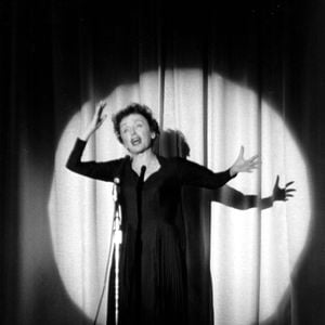 Edith Piaf sur scène à Paris.