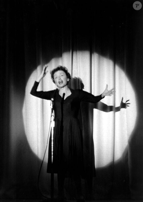 Edith Piaf sur scène à Paris.