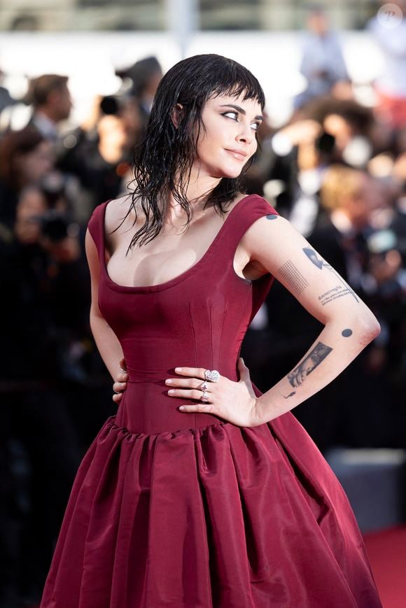 La demoiselle a en effet choisi de s'afficher sur le tapis rouge du Festival de Cannes avec une toute nouvelle coiffure, particulièrement détonante ! 

Cara Delevingne - Montée des marches du film "The history of sound" lors du 78ème Festival International du Film de Cannes, au Palais des Festivals à Cannes. Le 21 mai 2025. © Jacovides-Moreau / Bestimage