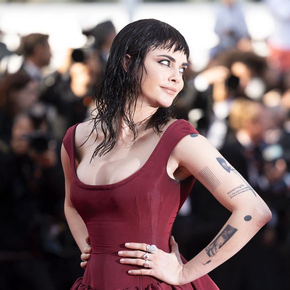 La demoiselle a en effet choisi de s'afficher sur le tapis rouge du Festival de Cannes avec une toute nouvelle coiffure, particulièrement détonante ! 

Cara Delevingne - Montée des marches du film "The history of sound" lors du 78ème Festival International du Film de Cannes, au Palais des Festivals à Cannes. Le 21 mai 2025. © Jacovides-Moreau / Bestimage
