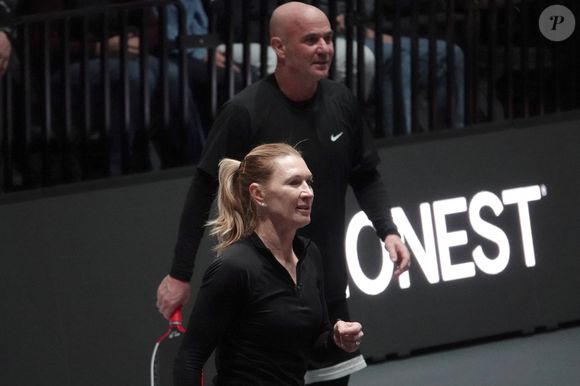 Las Vegas, NV - Les stars du tennis et le couple Andre Agassi et sa femme Steffi Graf jouent dans la même équipe au PickleballSlam 3 à Las Vegas. 16 février 2025. (Backgrid USA / Bestimage).