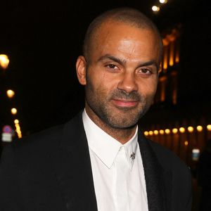 Tony Parker quitte le défilé Messika printemps-été 2026 lors de la Fashion Week de Paris, très élégant dans un costume noir sur mesure et une chemise blanche impeccable. Paris, France, le 3 octobre 2025. 

Photo de Marijo Cobretti/Splash News/ABACAPRESS.COM