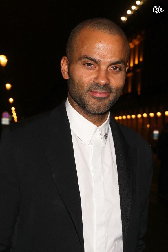 Tony Parker quitte le défilé Messika printemps-été 2026 lors de la Fashion Week de Paris, très élégant dans un costume noir sur mesure et une chemise blanche impeccable. Paris, France, le 3 octobre 2025. 

Photo de Marijo Cobretti/Splash News/ABACAPRESS.COM