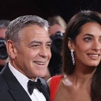 Georges et Amal Clooney aux Golden Globes : face à son épouse, divine en rouge, l'acteur ironise sur sa nationalité française