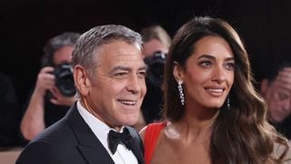 Georges et Amal Clooney aux Golden Globes : face à son épouse, divine en rouge, l'acteur ironise sur sa nationalité française