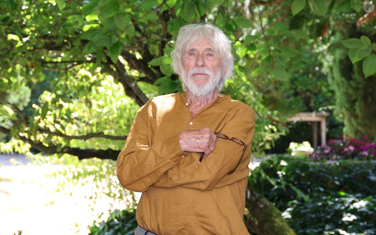 Je suis dans le coin gabatch" : Pierre Richard installé depuis 40 ans dans un  village de 5000 habitants dans l'Aude, il possède un superbe domaine -  Purepeople