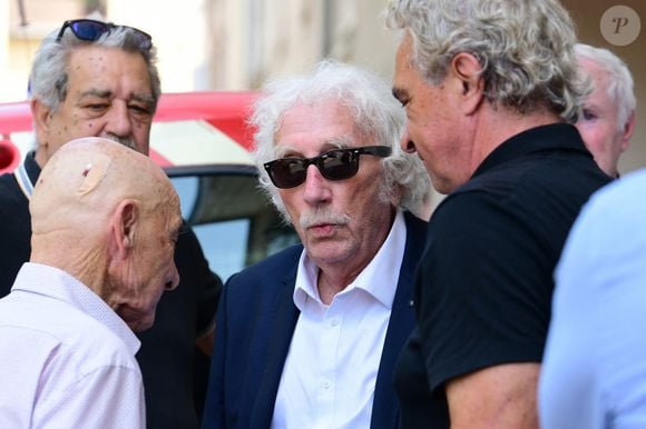 Le célèbre journaliste Jacques Vendroux était également présent

Jacques Vendroux aux arrivées des Obsèques de Bernard Lacombe en l'église Saint-Louis de Fontaines-sur-Saône près de Lyon, France, le 25 juin 2025. © Romain Doucelin/Bestimage