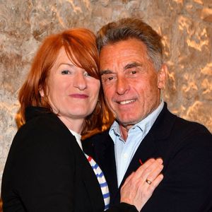 C'est un nouveau chapitre commun qui s'écrit pour Gérard Holtz et Muriel Mayette-Holtz.

Muriel Mayette-Holtz et Gérard Holtz durant la soirée de première pour la pièce Le sourire de Darwin, dans la nouvelle salle du Théâtre de Nice, Les Franciscains, un spectacle conçu par Isabella Rossellini et mis en scène par Muriel Mayette-Holtz.  © Bruno Bebert / Bestimage