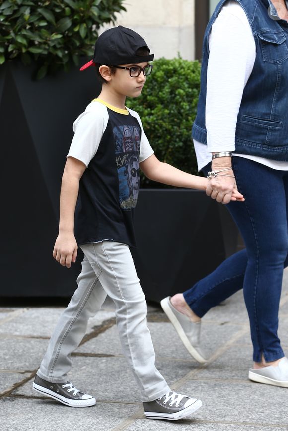 Eddy et Nelson, les jumeaux de Céline Dion à la sortie de l'hôtel Royal Monceau à Paris le 1er aout 2017. © Agence/Bestimage