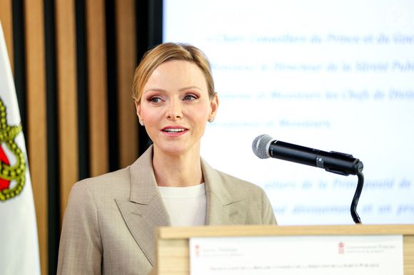 La princesse Charlène de Monaco, accompagnée de son frère Gareth Wittstock, participe à la présentation de la brigade canine au siège de la Direction de la Sûreté Publique à Monaco, le 27 octobre 2025. En présence d'Eric Arella, contrôleur en charge de la direction de la Sûreté publique. © Claudia Albuquerque/Bestimage