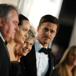 Elle partageait un lien fort avec Brad Pitt, bien qu’ils aient connu des désaccords, notamment sur le mariage homosexuel.

Angelina Jolie et Brad Pitt entourés de ses parents Jane et William, en décembre 2008.
© Abaca