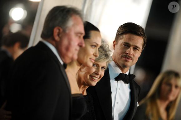 Elle partageait un lien fort avec Brad Pitt, bien qu’ils aient connu des désaccords, notamment sur le mariage homosexuel.

Angelina Jolie et Brad Pitt entourés de ses parents Jane et William, en décembre 2008.
© Abaca