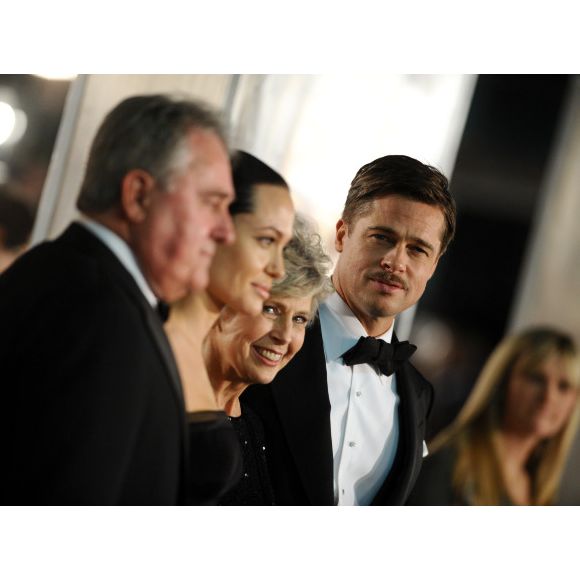 Elle partageait un lien fort avec Brad Pitt, bien qu’ils aient connu des désaccords, notamment sur le mariage homosexuel.

Angelina Jolie et Brad Pitt entourés de ses parents Jane et William, en décembre 2008.
© Abaca