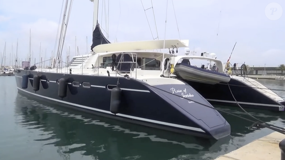 Christian Clavier était l'armateur du catamaran Rose Of Jericho qui était loué 35 000 euros pour une semaine de navigation avec l'équipage. Capture YouTube