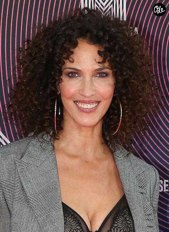 Enfin, Linda Hardy se félicite des résultats obtenus grâce à un traitement laser contre les taches pigmentaires, tout en rappelant qu’elle partage uniquement son expérience personnelle.

Linda Hardy - Photocall de la cérémonie d'ouverture du Festival Series Mania à Lille, qui se tient du 26 août au 2 septembre. Le 26 août 2021