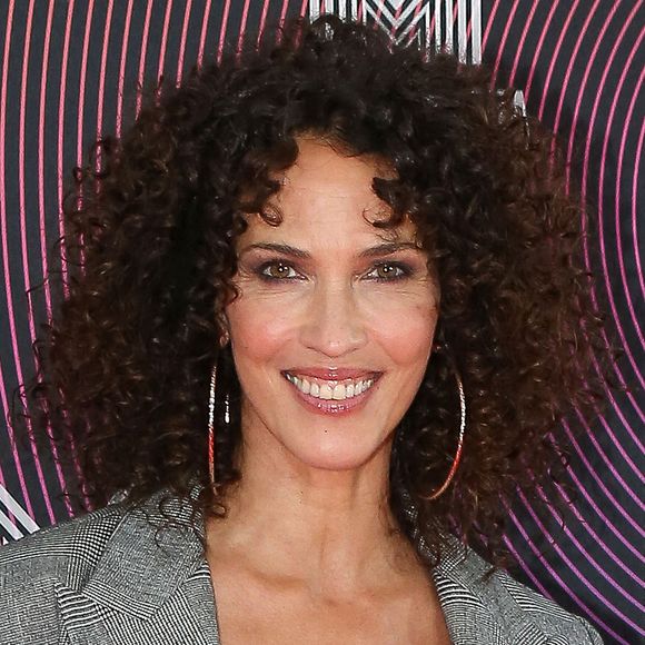 Enfin, Linda Hardy se félicite des résultats obtenus grâce à un traitement laser contre les taches pigmentaires, tout en rappelant qu’elle partage uniquement son expérience personnelle.

Linda Hardy - Photocall de la cérémonie d'ouverture du Festival Series Mania à Lille, qui se tient du 26 août au 2 septembre. Le 26 août 2021