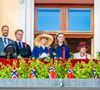 La princesse Mette-Marit et les membres de la famille royale de Norvège ont assisté à un anniversaire spécial organisé à Bergen. 

 À l'occasion de la fête nationale norvégienne, la princesse héritière Mette-Marit et la princesse Ingrid Alexandra saluent le public depuis le balcon du palais royal d'Oslo. Cet événement marque un moment clé des festivités annuelles du pays. © Backgrid USA / Bestimage