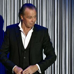 Michel Leeb sur scène lors de son spectacle solo « Leeb, 40 ans ! » à Margny-les-Compiègne, en France, le 26 janvier 2018. Photo : Édouard Bernaux/ABACAPRESS.COM