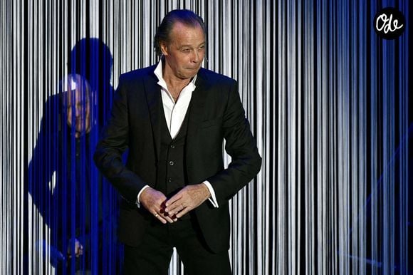 Michel Leeb sur scène lors de son spectacle solo « Leeb, 40 ans ! » à Margny-les-Compiègne, en France, le 26 janvier 2018. Photo : Édouard Bernaux/ABACAPRESS.COM