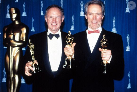 Plusieurs doutes planent autour de la mort de l'acteur notamment suite au comportement de ses deux filles : Elizabeth et Leslie.
Gene Hackman, Clint Eastwood avec leurs Oscars pour UNFORGIVEN, 1993 . Photo by Everett Collection/ABACAPRESS.COM