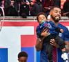 Presnel Kimpembe et ses fils Kayis et Kahil - Le vibrant hommage du Parc des Princes pour Kimpembe, en larmes après son départ du PSG à la fin match de football de Ligue 1 McDonald's opposant le Paris Saint-Germain (PSG) (2-0) au RC Lens à Parisle 14 septembre 2025. Le défenseur français Presnel Kimpembe, qui a quitté son club formateur pour rejoindre le Qatar SC, a reçu un hommage de la part des supporters parisiens. © Christian Liewig/Bestimage
