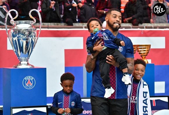 Presnel Kimpembe et ses fils Kayis et Kahil - Le vibrant hommage du Parc des Princes pour Kimpembe, en larmes après son départ du PSG à la fin match de football de Ligue 1 McDonald's opposant le Paris Saint-Germain (PSG) (2-0) au RC Lens à Parisle 14 septembre 2025. Le défenseur français Presnel Kimpembe, qui a quitté son club formateur pour rejoindre le Qatar SC, a reçu un hommage de la part des supporters parisiens. © Christian Liewig/Bestimage
