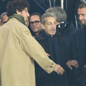 Louis Garrel, Nicolas Sarkozy - Célébrités dans les tribunes du match de 8ème de finale aller de la Ligue Des Champions 2025-2026 (LDC) "PSG - Chelsea (5-2)" au Parc des Princes à Paris le 11 mars 2026. © Cyril Moreau/Bestimage